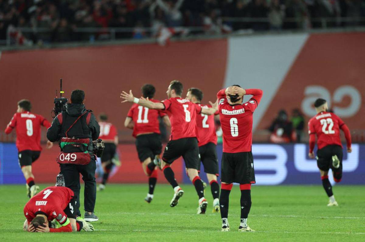 Invasión, lágrimas y locura total: La celebración de Georgia tras clasificar a la Eurocopa por primera vez en su historia