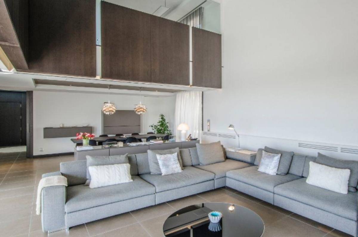 Ex figura del Barcelona es demandado por vandalizar una lujosa mansión: “Utilizaban las cortinas como columpio sexual”