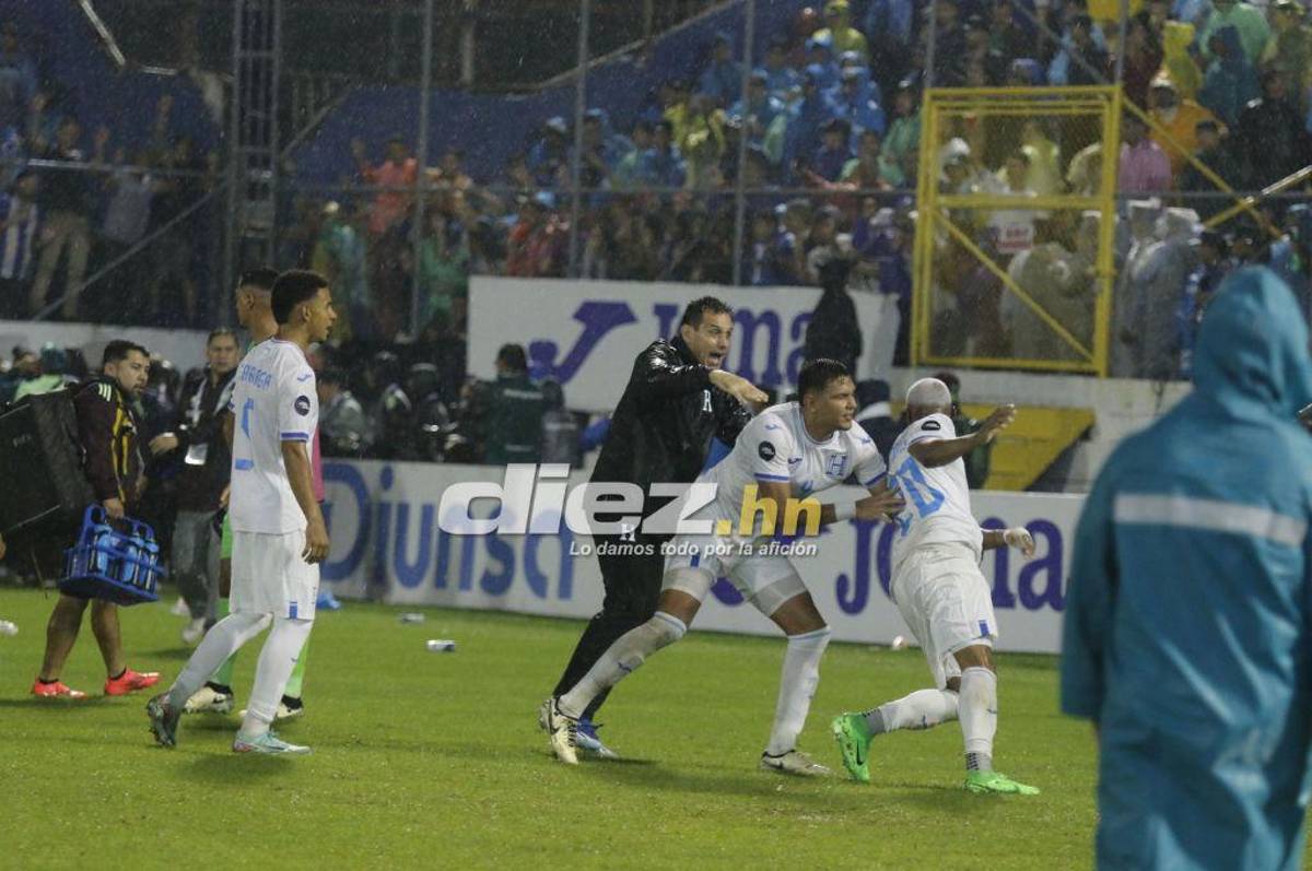 Bronca entre jugadores, el festejo de Honduras tras vencer a México y el feo gesto de Javier Aguirre, quien sufrió un corte en la cabeza