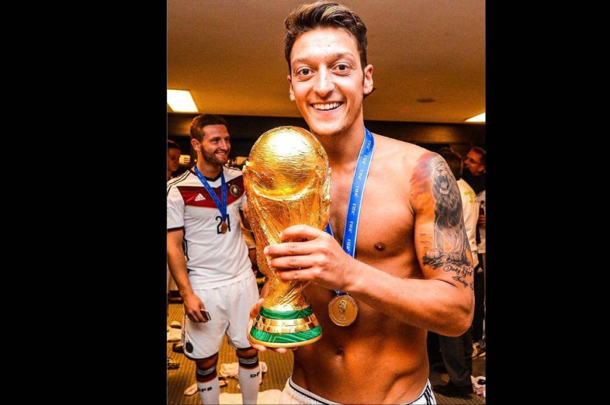 Cristiano Ronaldo quedó impactado y envió un mensaje: el increíble cambio físico de Mesut Özil tras retirarse del fútbol