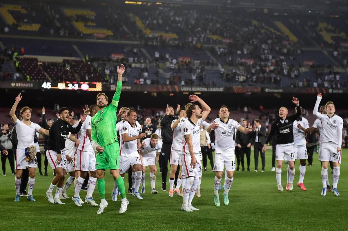 NO SE VIO EN TV: Festejó como Cristiano Ronaldo en el Camp Nou, crack del Eintracht tomó venganza contra Barcelona y el apasionado beso