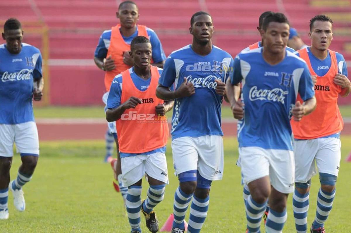 Lacayo en medio de dos seleccionados que más adelante perdieron la vida como Arnold Peralta y Juan Carlos García.