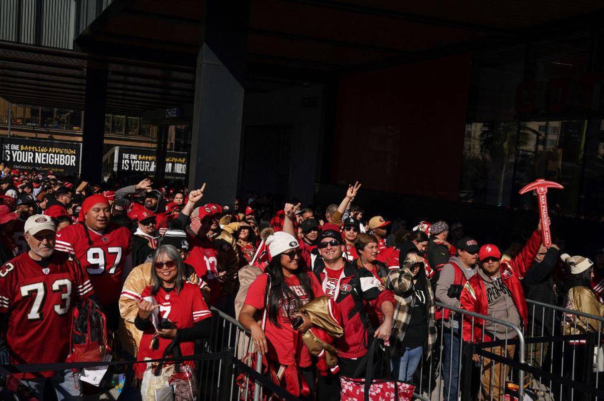 Super Bowl Chiefs-49ers: Taylor Swift se roba las miradas en graderías, besos y grandes estrellas de invitados