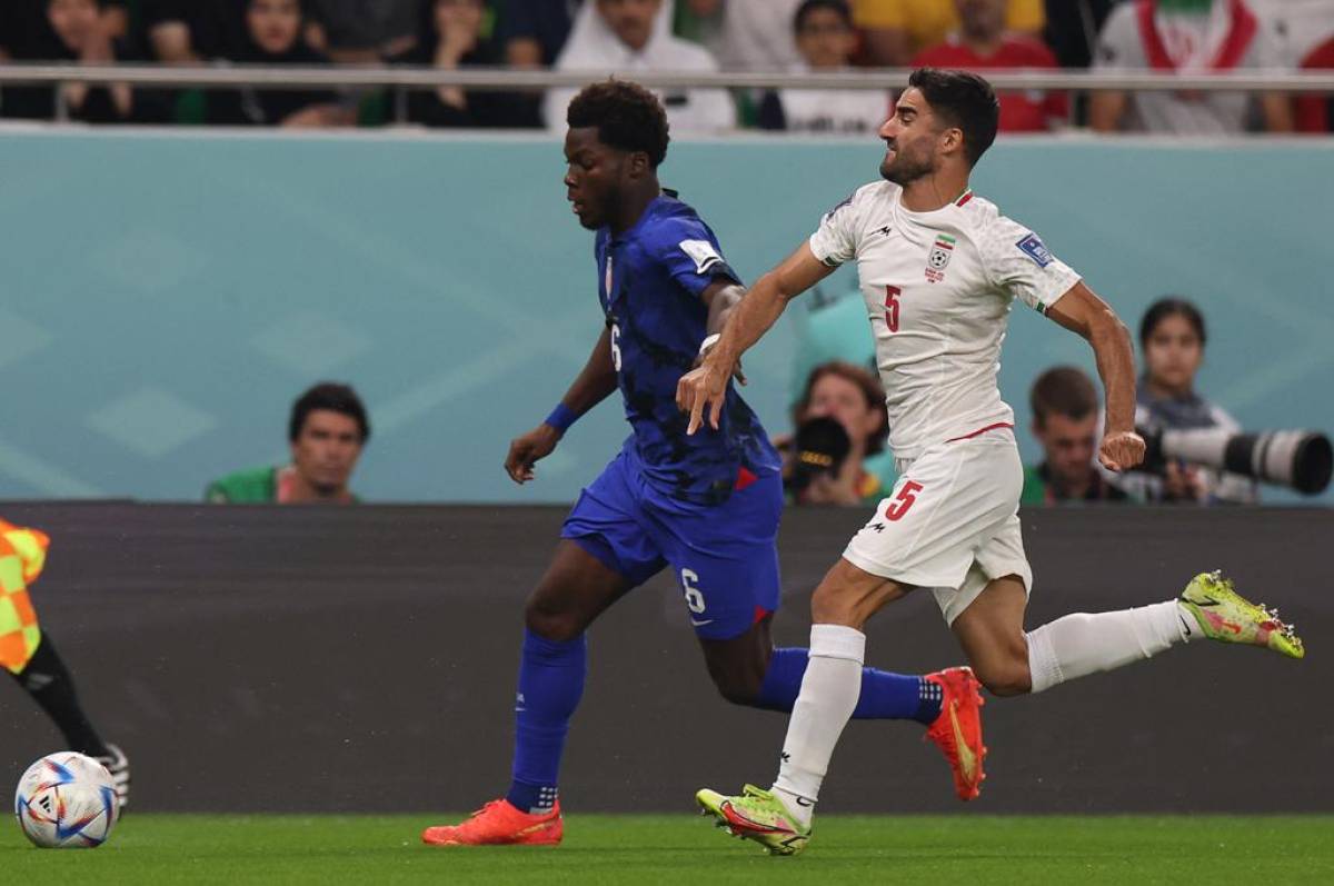 Estados Unidos, con gol de Pulisic, derrota a Irán y se clasifica a los octavos de final del Mundial de Qatar