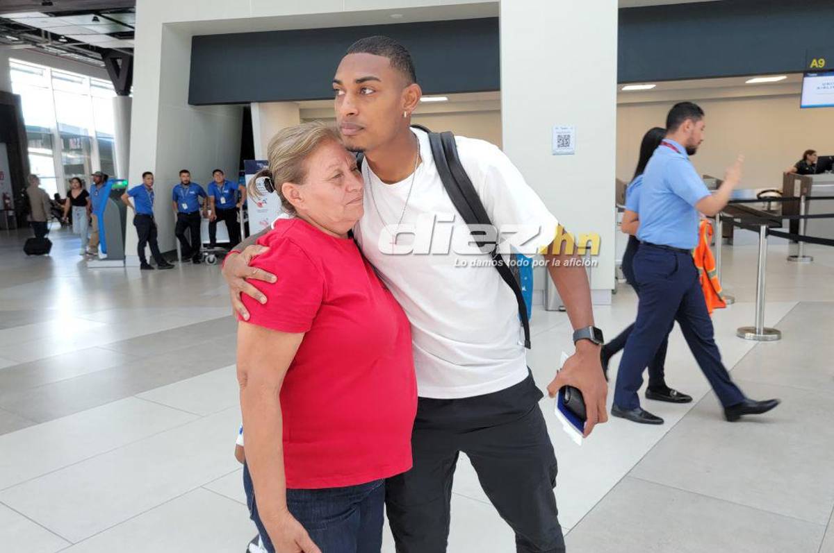Muy contentos y solicitados en el aeropuerto: Así fue la salida de los legionarios que retornaron a sus clubes