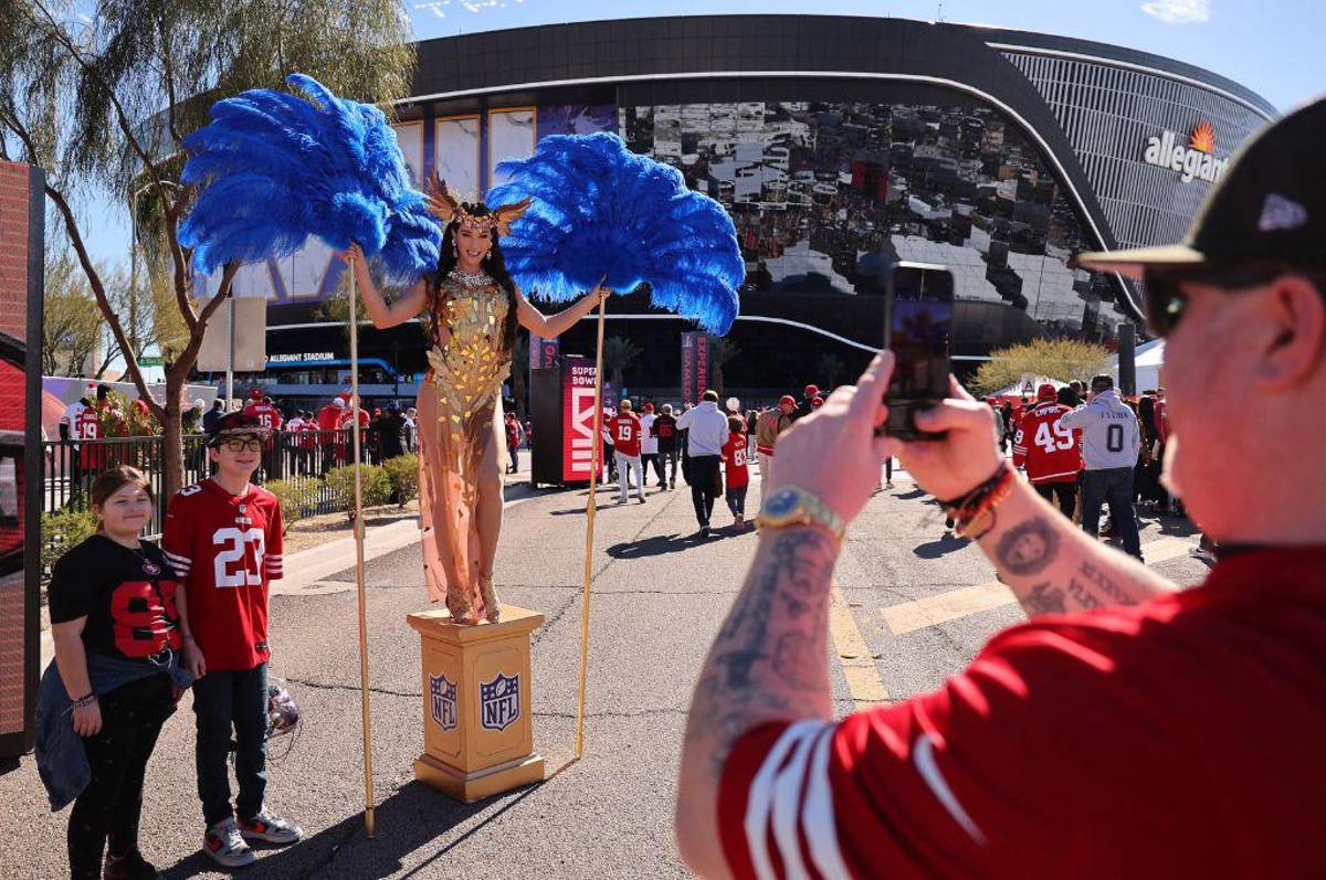 Super Bowl Chiefs-49ers: Taylor Swift se roba las miradas en graderías, besos y grandes estrellas de invitados
