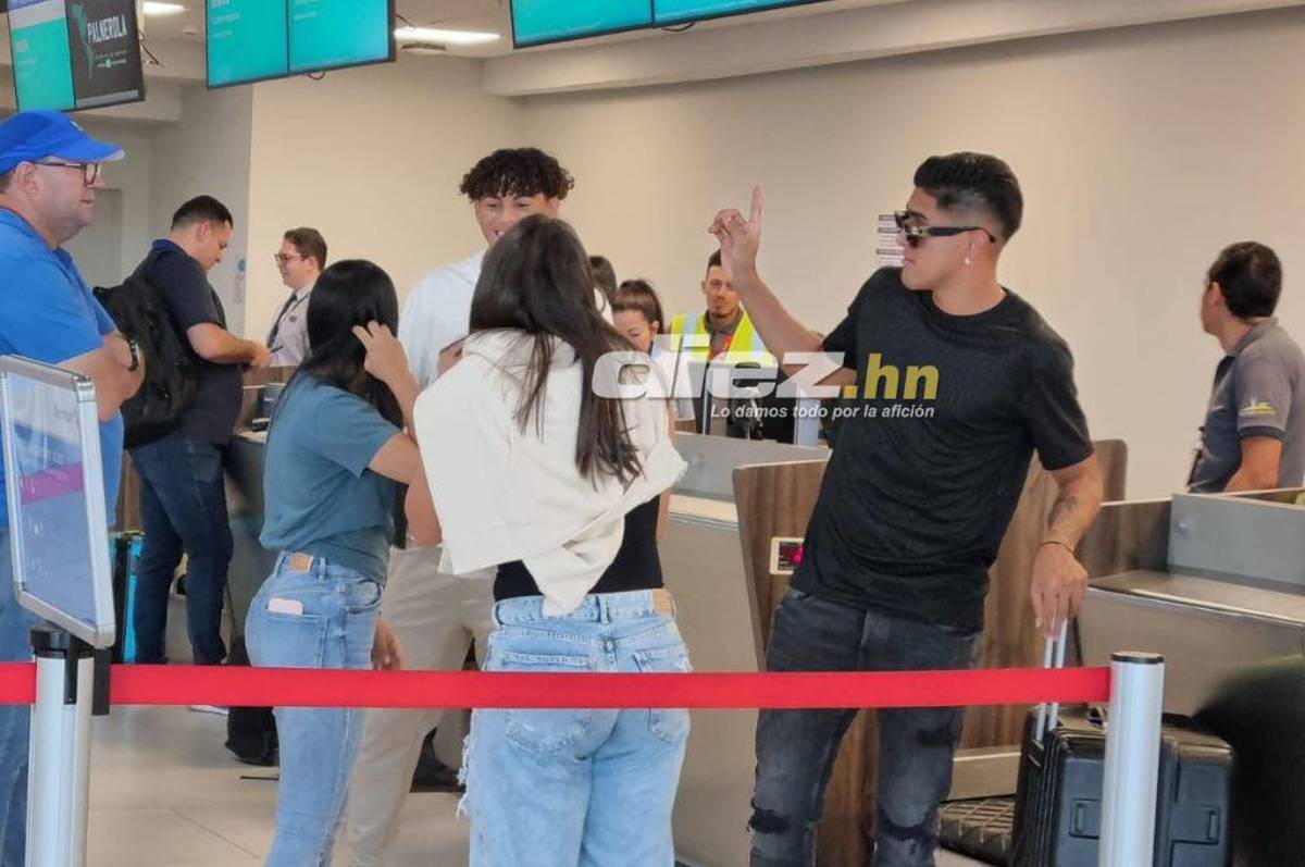 Muy contentos y solicitados en el aeropuerto: Así fue la salida de los legionarios que retornaron a sus clubes
