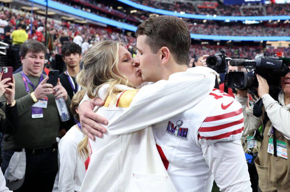 Super Bowl Chiefs-49ers: Taylor Swift se roba las miradas en graderías, besos y grandes estrellas de invitados