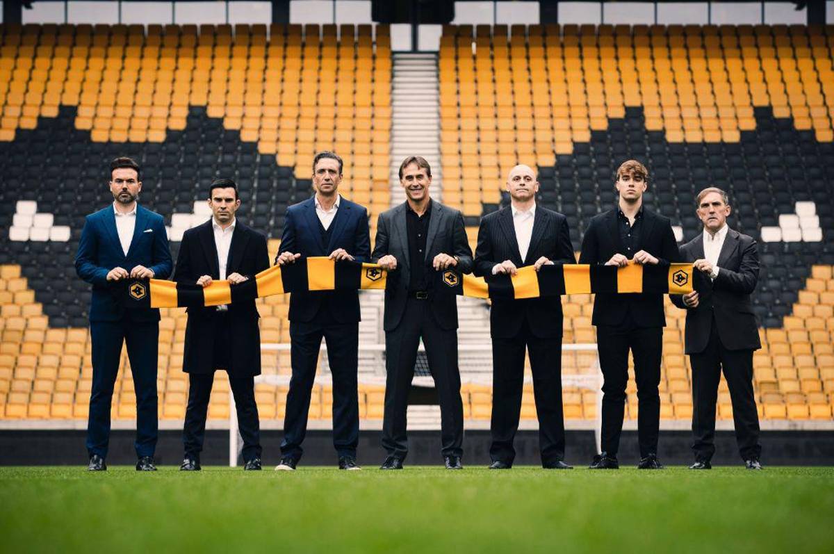 Empieza la barrida en la Premier: Técnico abandona su cargo porque “no estaba feliz con la política de fichajes del club”