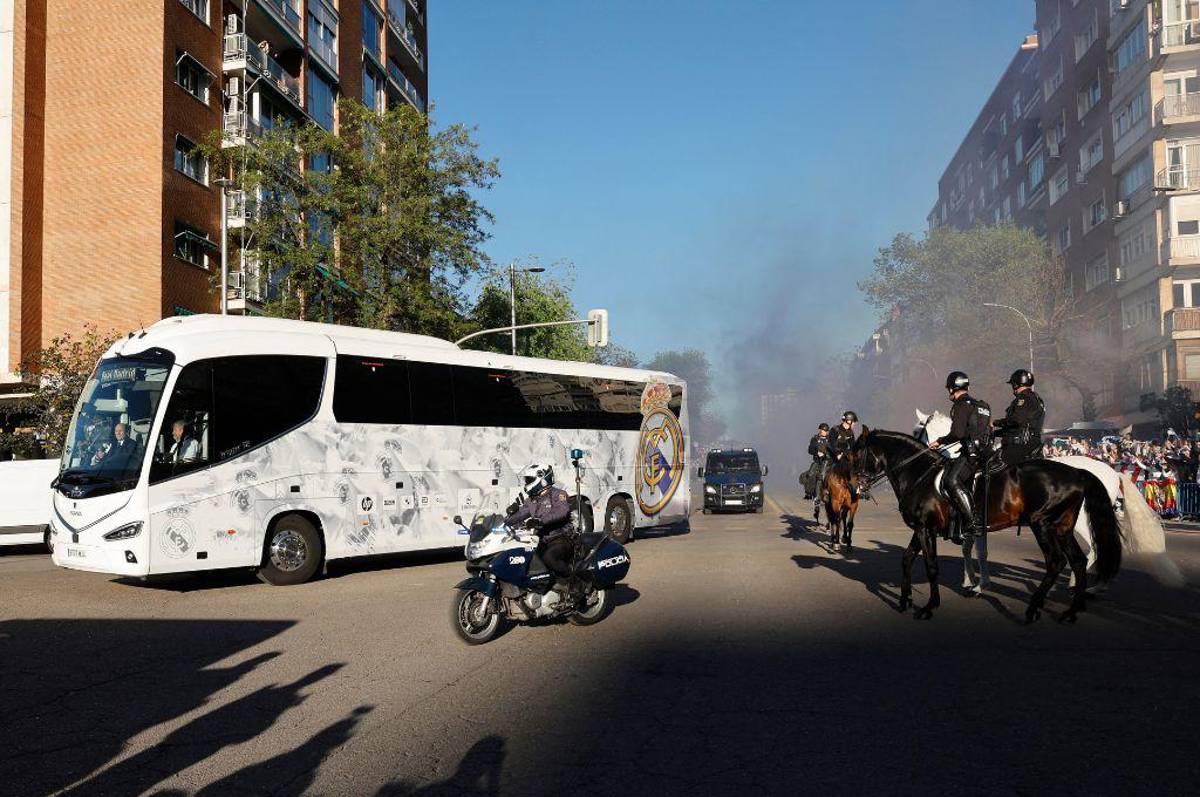 ¡Así se recibe al Rey de Europa! La espectacular llegada del Real Madrid al Bernabéu para enfrentar al City en Champions