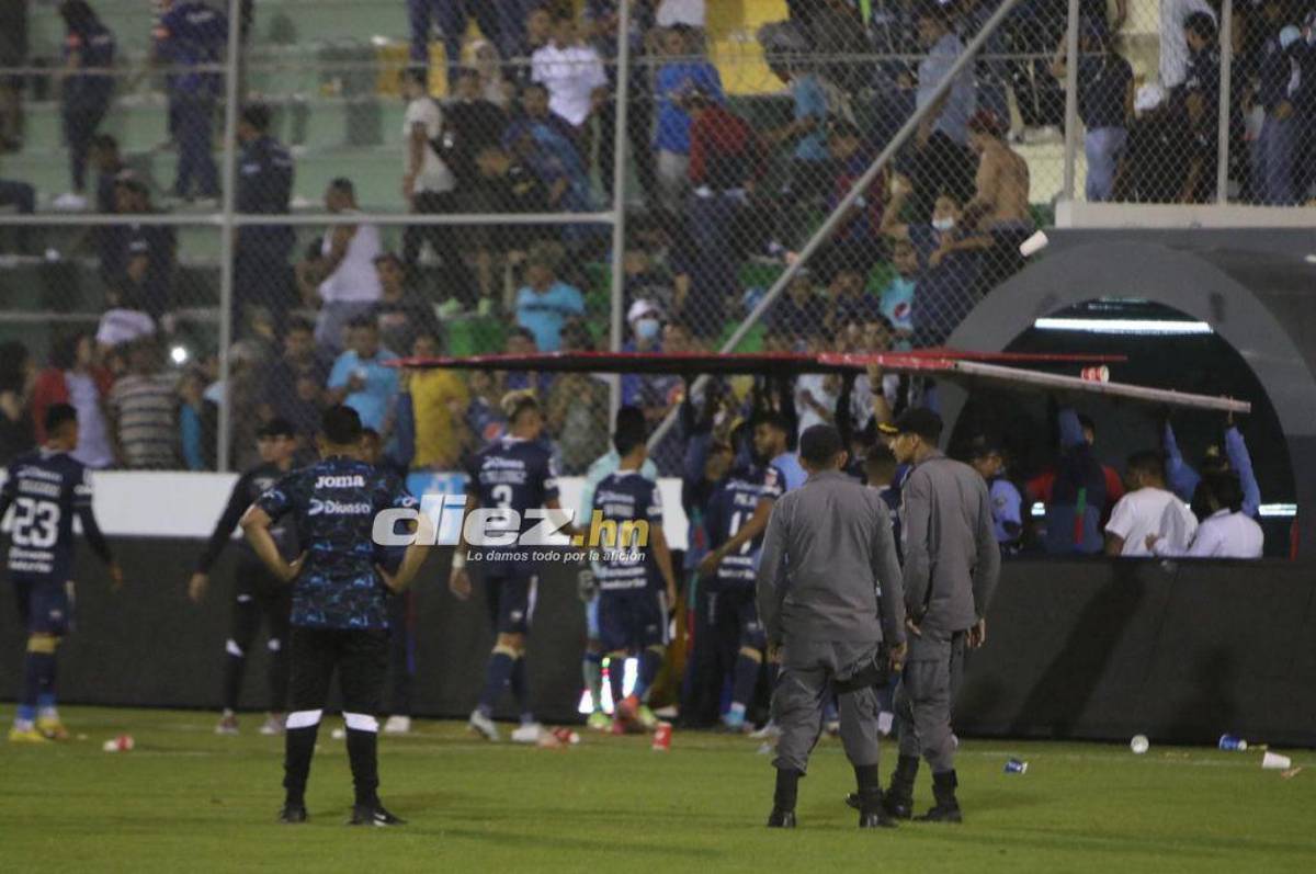 Fotos: La “Tota” Medina fue a encarar al árbitro, aficionados lanzan de todo y ¿dónde terminó viendo el juego el DT de Motagua?