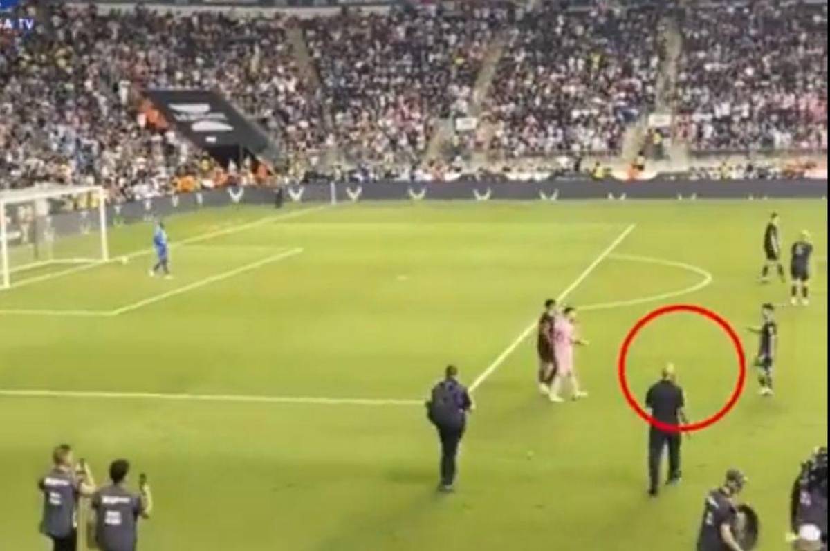 Yassine Cheuko, la marca personal de Messi: lo sigue a los tiros de esquina, lo baja del bus y detiene a sus fans...¿Cuál es su salario?