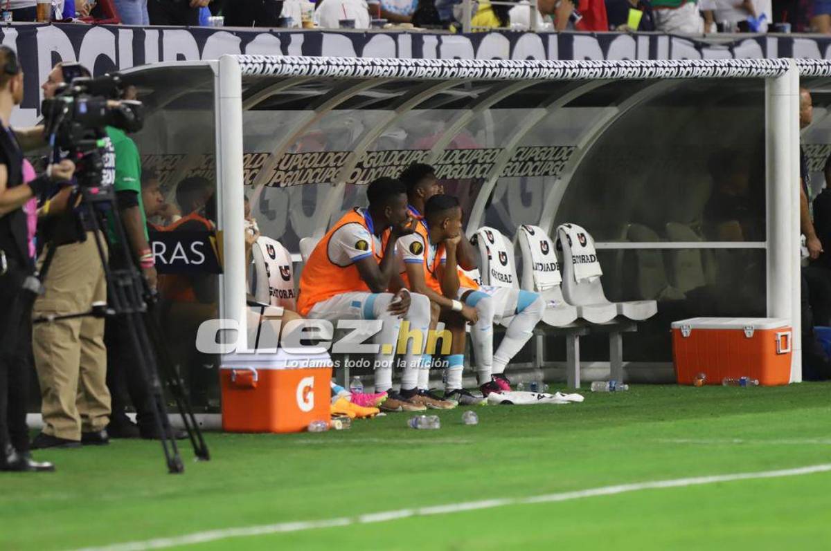 No se vio en TV: El jugador hondureño que no soportó la humillación ante México y así lo vivió Diego Vázquez