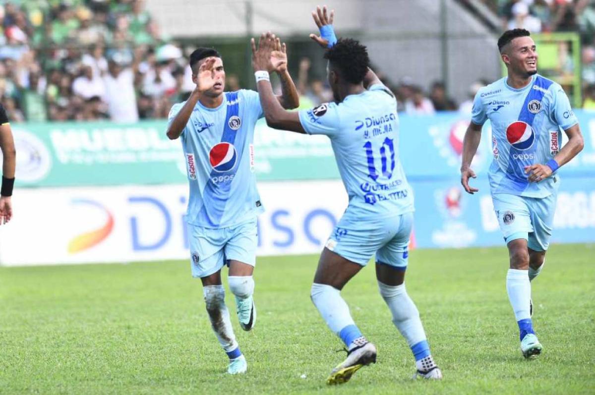 Camellito Delgado estrelló su remate en la barrera, pero esta se abrió y provocó el segundo gol del Motagua.