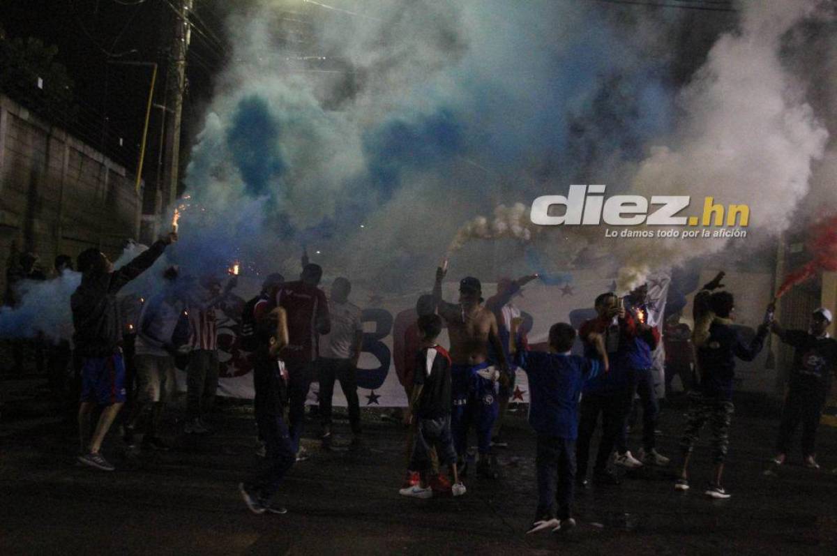 El tremendo ambiente de la barra del Olimpia en la ciudad de La Ceiba. Foto DIEZ: Samuel Zelaya.