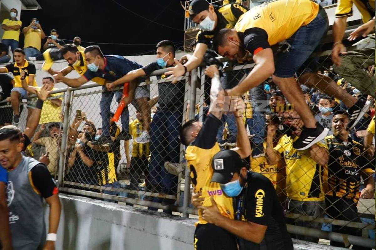 El vibrante festejo del Real España y su afición tras pasar a la final: Rocca le ‘roba’ gorra a aficionado; el Morazán retumbó