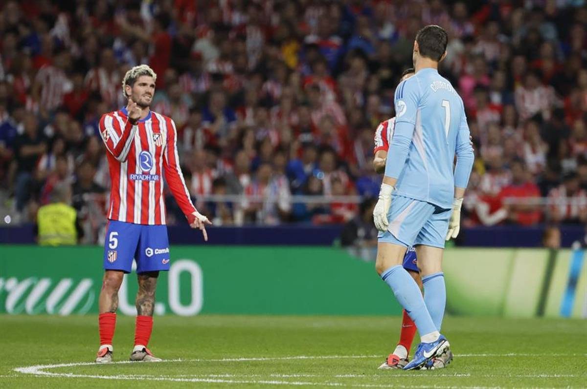 La bronca de Vinicius, revelan los objetos que tiraron a Courtois y la tristeza de Bellingham tras el Atlético - Real Madrid