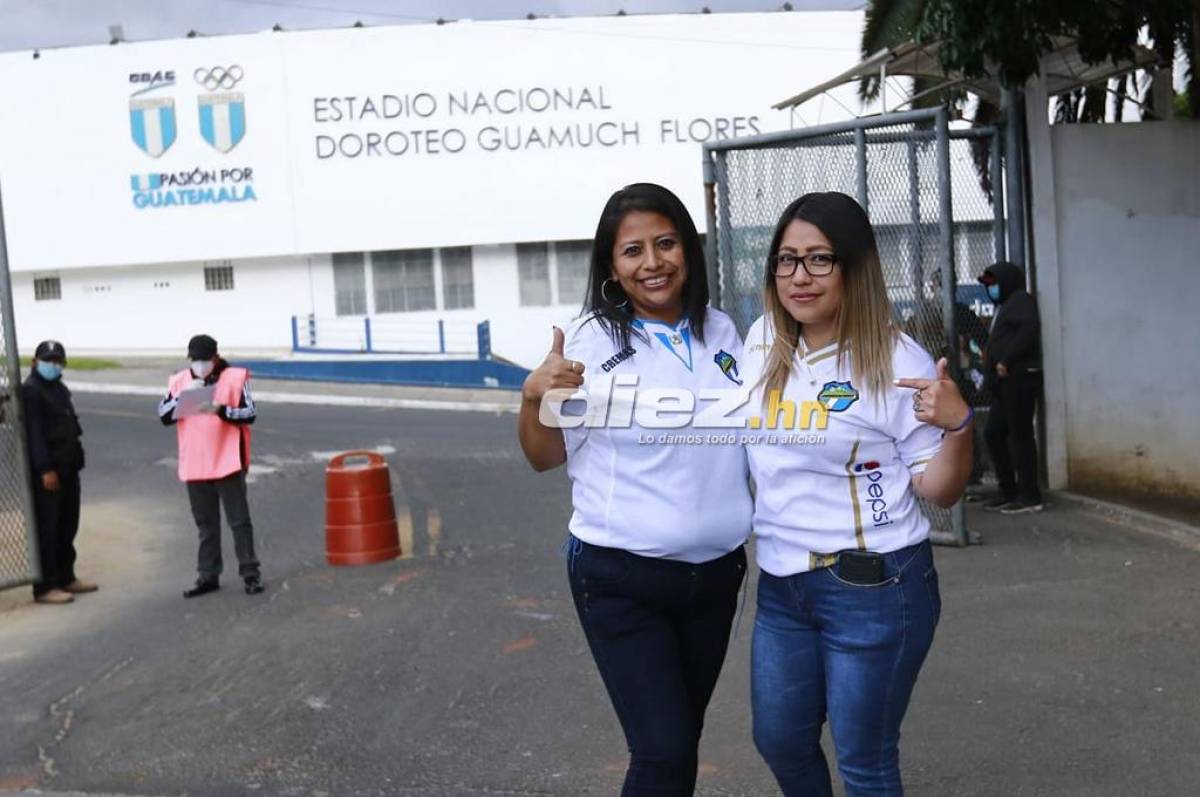 Estas dos chicas fueron las primera aficionadas del Comunicaciones en hacer su arribo al estadio Doroteo Guamuch Flores. Foto Neptalí Romero