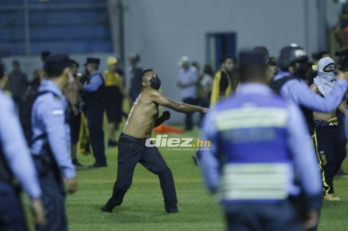 Las fotos del drama en el Morazán: Jhow Benavídez pidiendo calma, policía y aficionados heridos en el Clásico Real España-Marathón