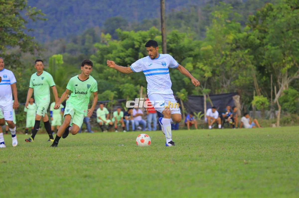 Noel Valladares se roba el show de delantero, el gesto de Amado y Wilmer: Así fue el partido de las Leyendas de Honduras en Omoa