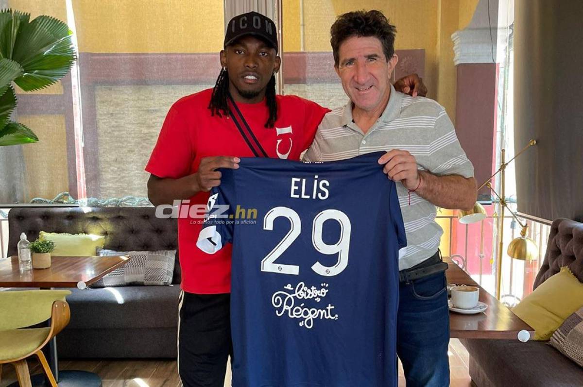Elis le regaló la camiseta 29 del Burdeos al profesor Héctor Vargas.