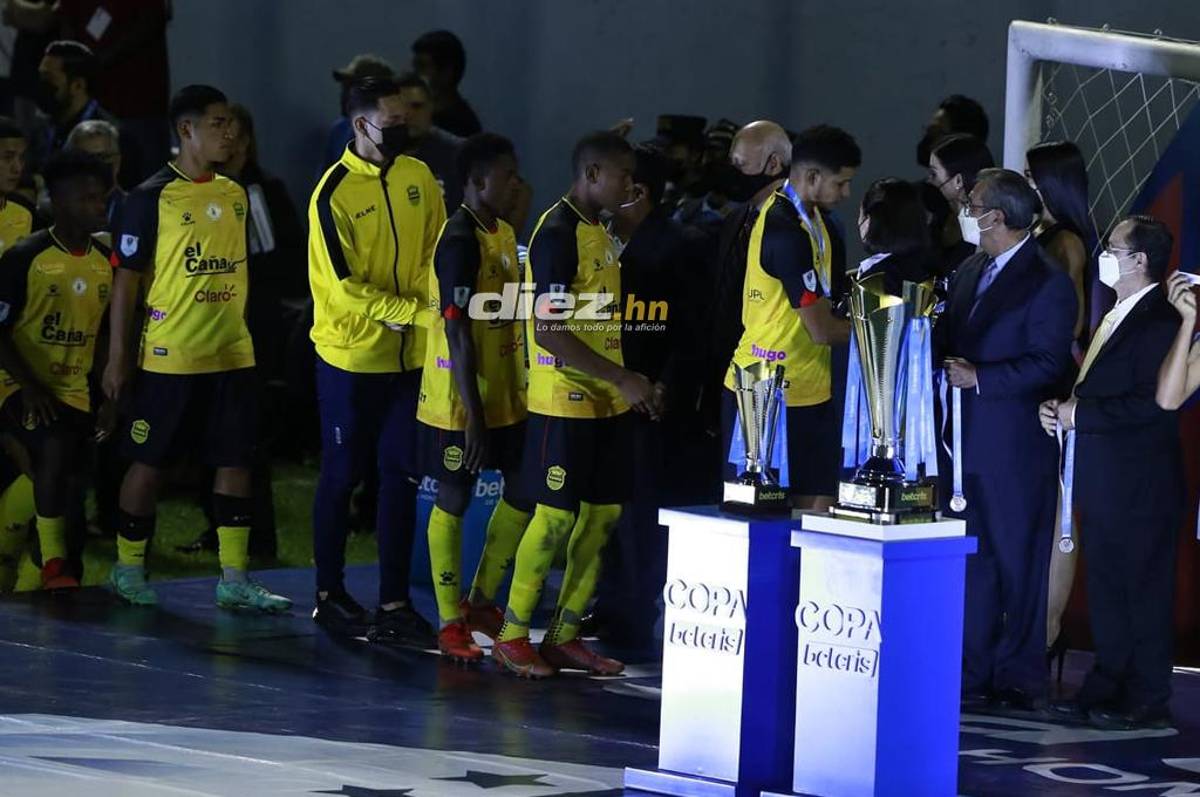 No lo viste en TV: Las hermanas que son novias de dos figuras de Olimpia, el llanto de futbolistas de Real España y la ‘gaseada’ a los albos