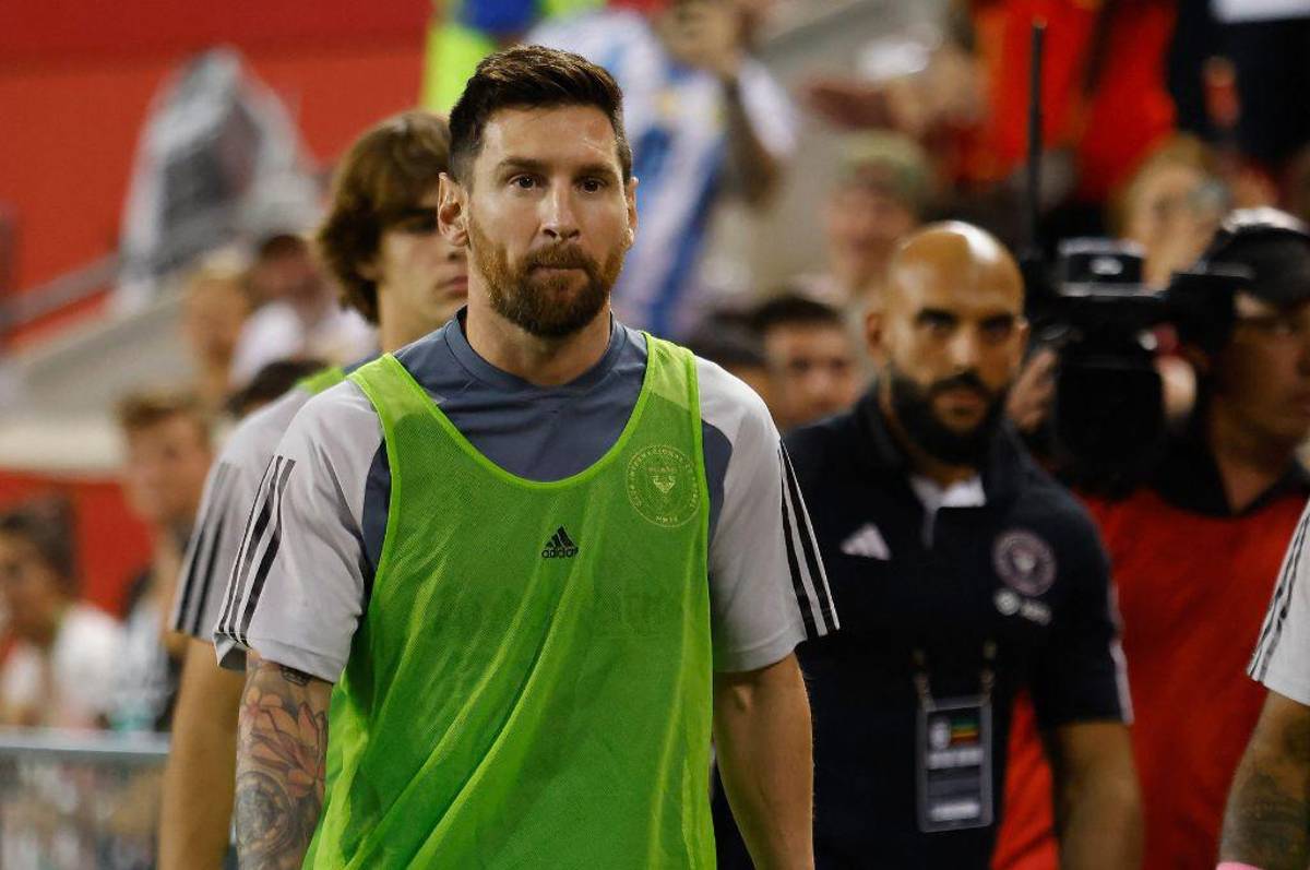 Yassine Cheuko, la marca personal de Messi: lo sigue a los tiros de esquina, lo baja del bus y detiene a sus fans...¿Cuál es su salario?