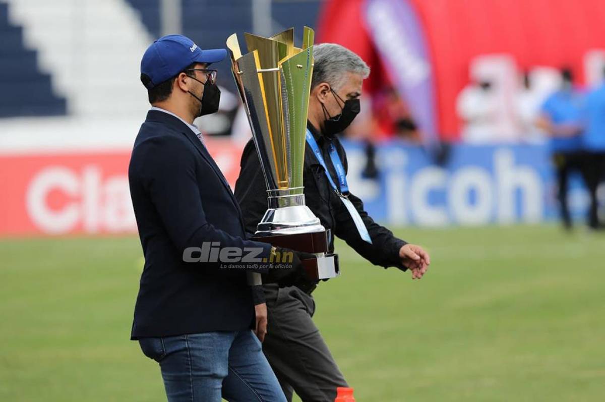 La Copa que levantará el campeón del Apertura se pasea por el estadio Nacional.