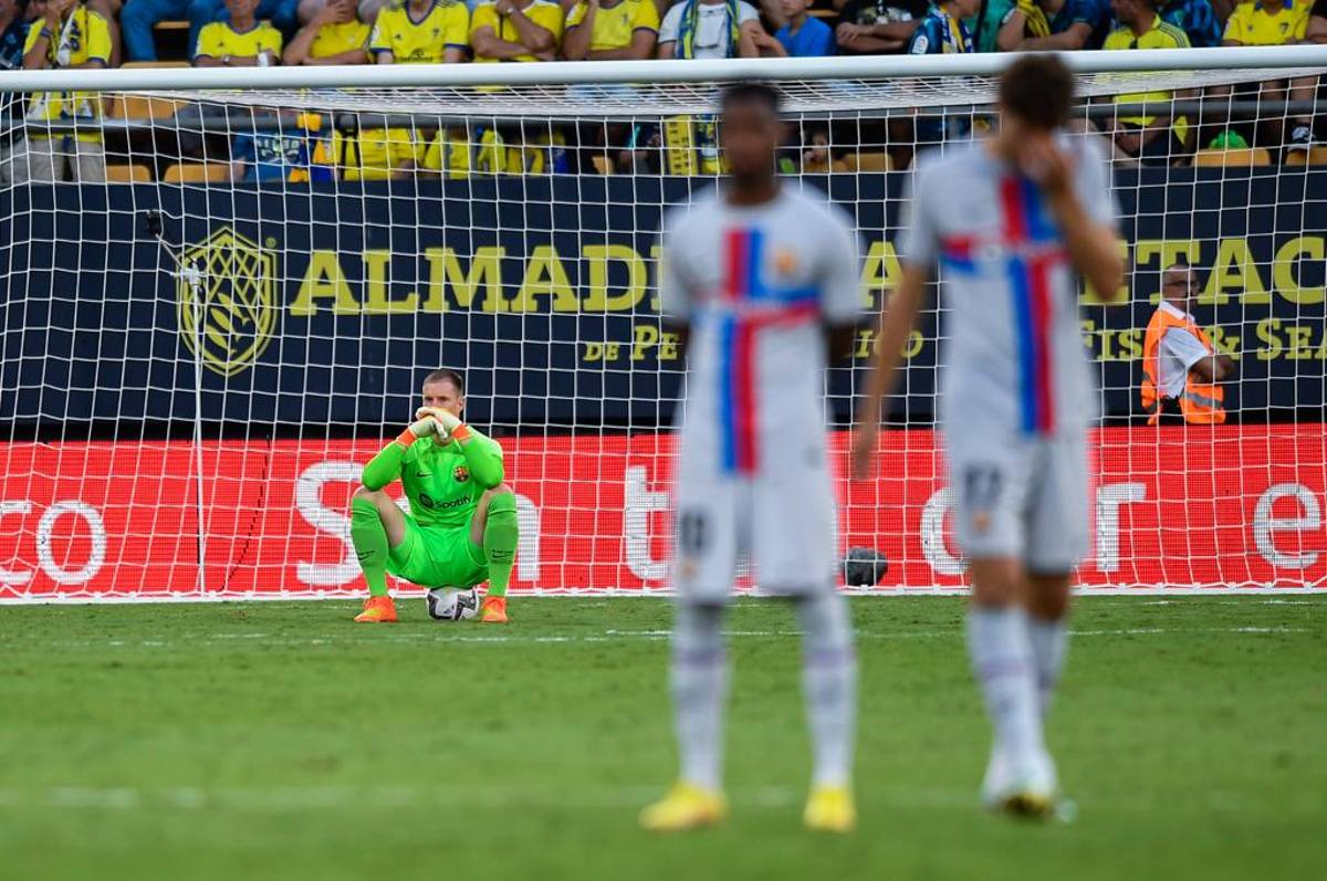 Ledesma corriendo con un desfibrilador para salvar al aficionado descompuesto y Araujo rezando: la pesadilla que se vivió en el Cádiz-Barcelona