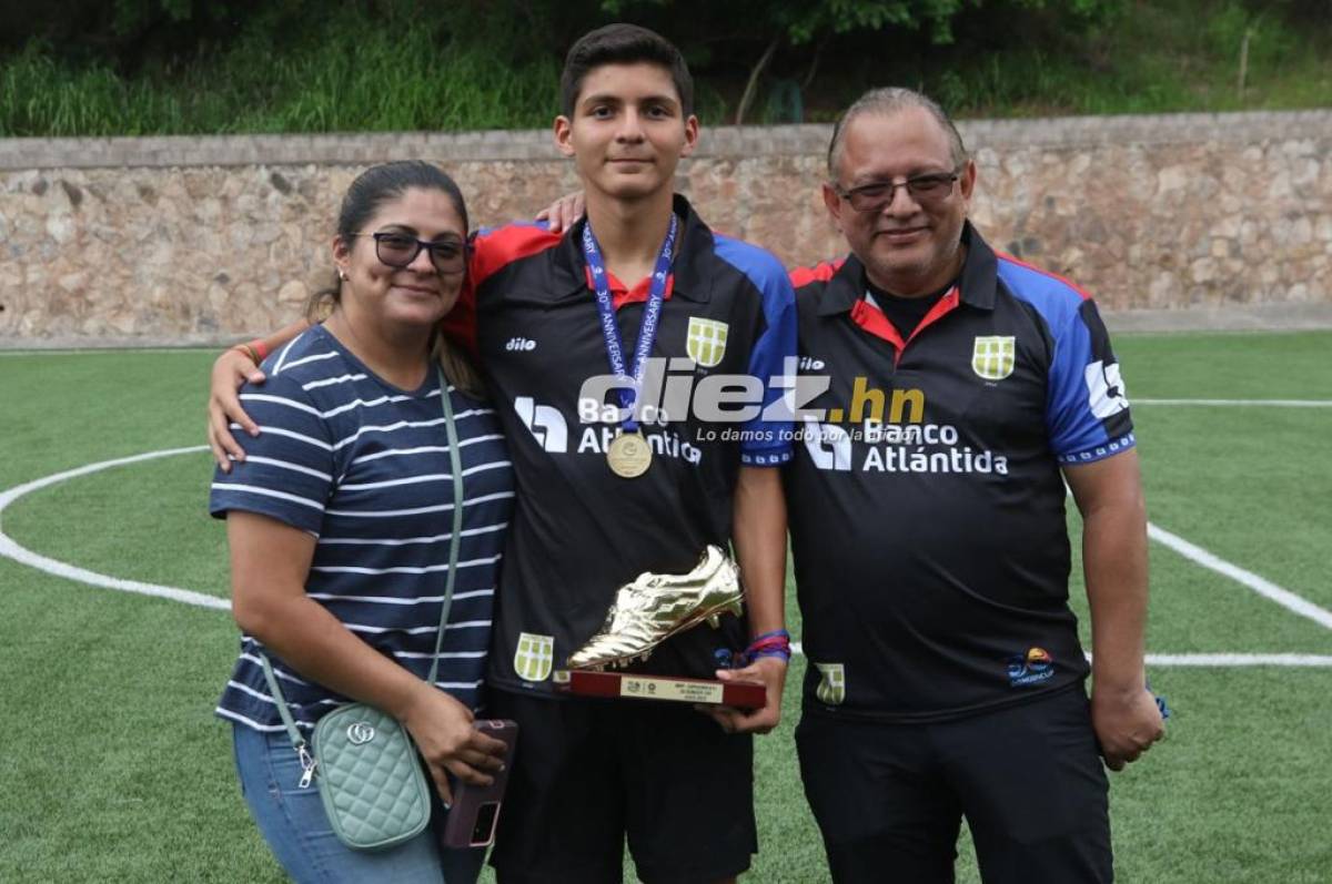 Héctor Ávila junto a sus padres luego de coronarse campeones de la Donosti Cup.