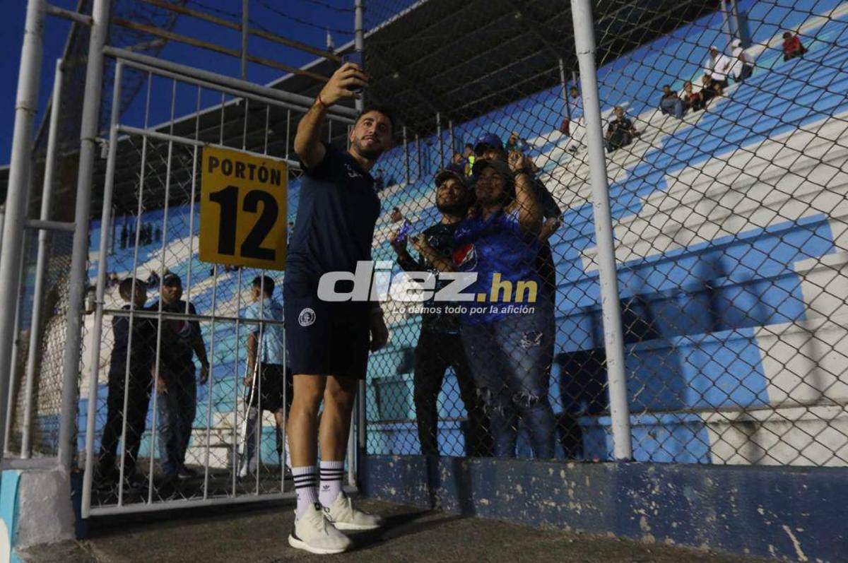 Las dos aficionadas de Potros que se robaron las miradas en el estadio Nacional y la reacción de Auzmendi al ver a sus ex compañeros