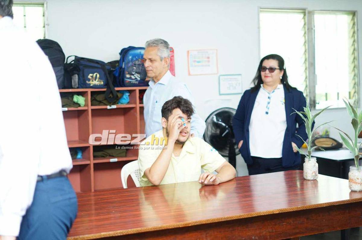 Reinaldo Rueda y directivos de la Federación de Honduras vivieron momentos especiales con niños del Instituto Juana Leclerc