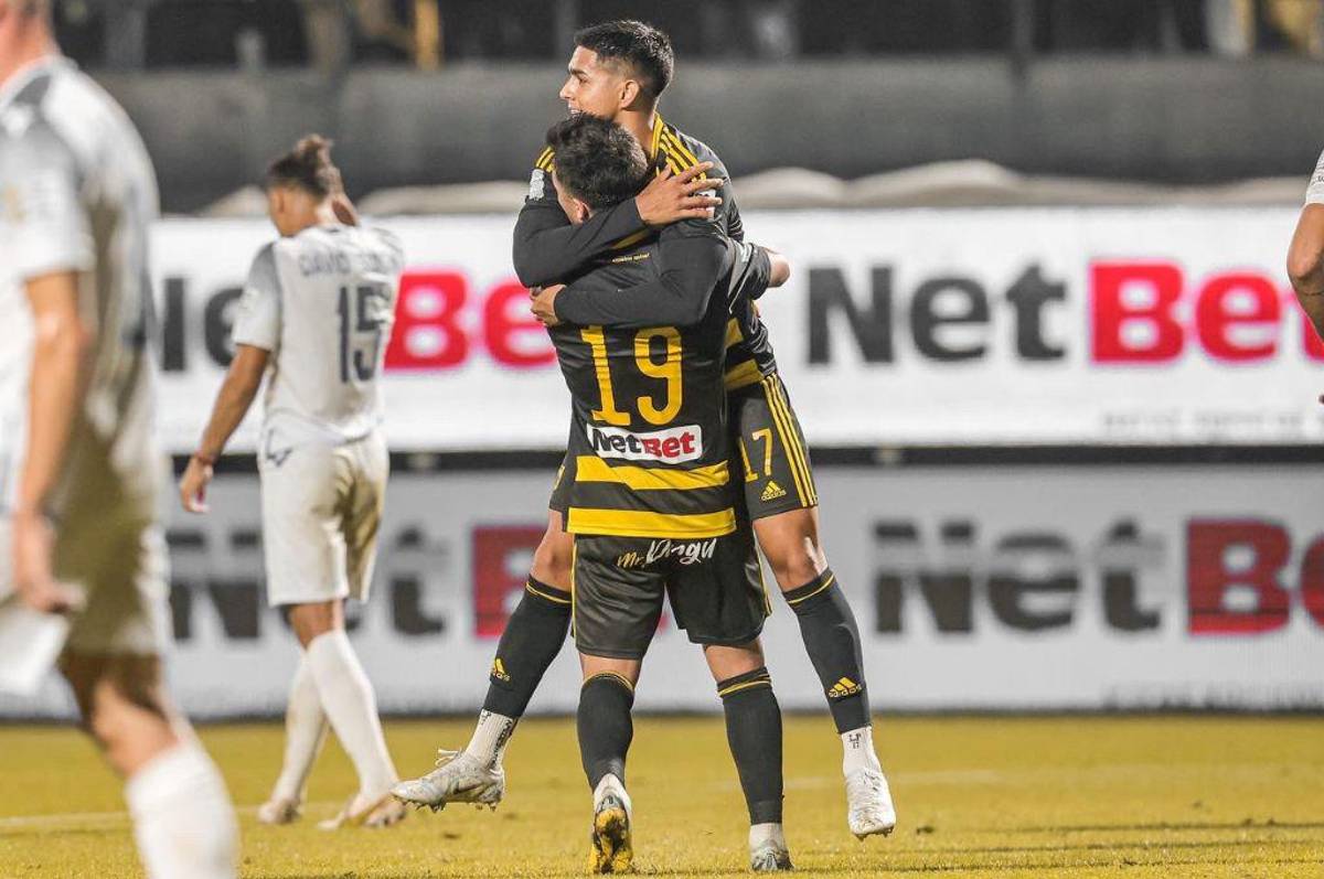 Medio internacional y periodista griego elogian a Luis Palma por el hat-trick que hizo en el triunfo del Aris ante el Lamia