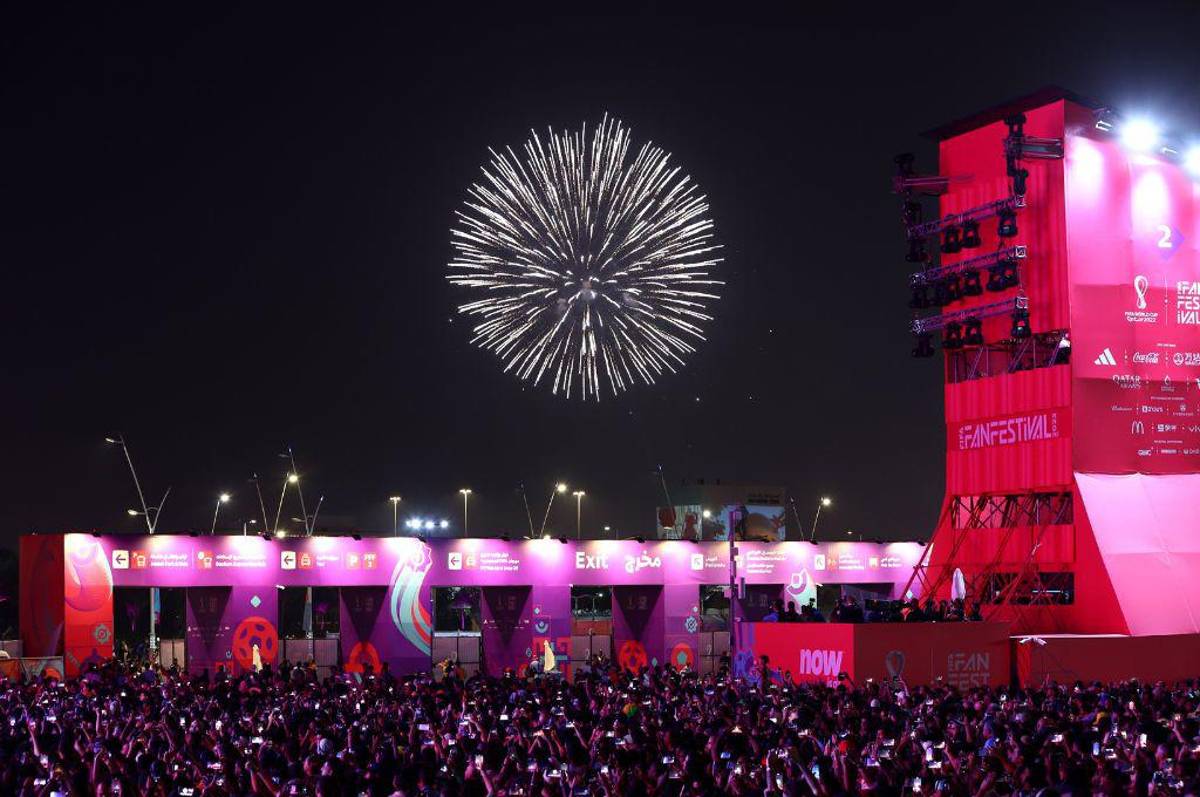 ¡Estrellas del fútbol! Kempes, Casillas y otros campeones del mundo asistieron al Fan Festival y al partido Qatar-Ecuador