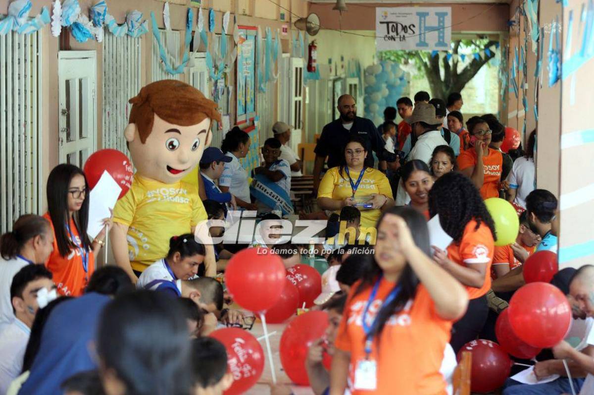 Muchas risas y abrazos: Los jugadores de la Selección de Honduras compartieron con niños del Instituto Juana Leclerc