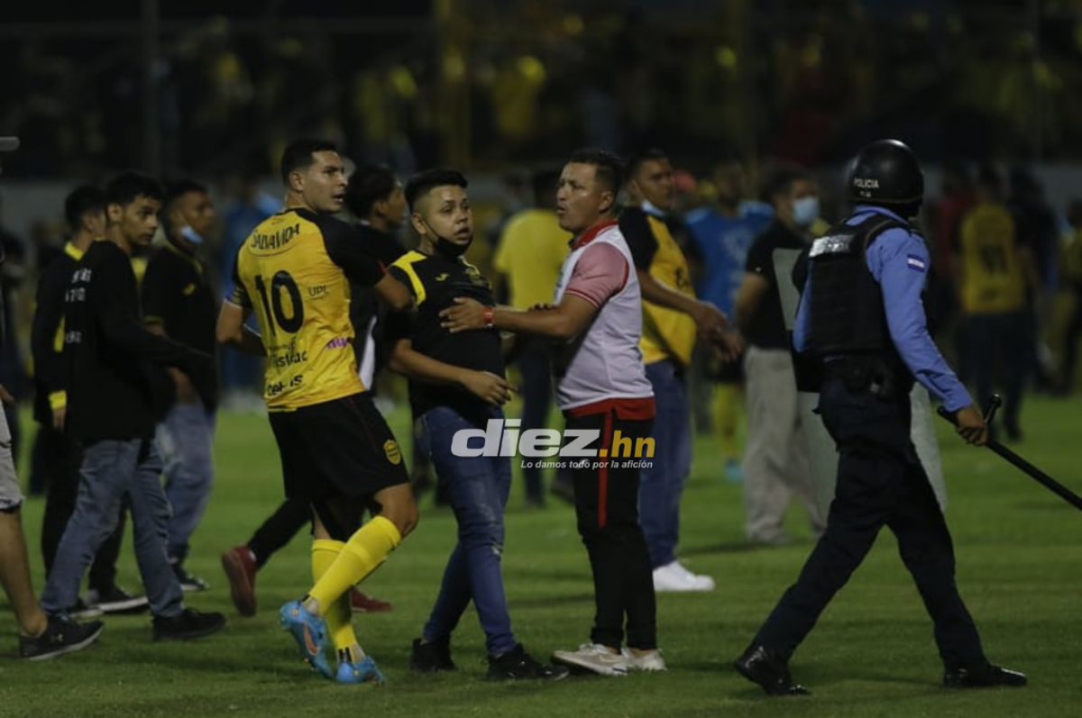 Las fotos del drama en el Morazán: Jhow Benavídez pidiendo calma, policía y aficionados heridos en el Clásico Real España-Marathón