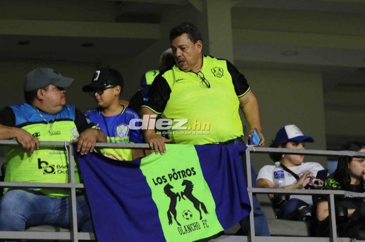 Las dos aficionadas de Potros que se robaron las miradas en el estadio Nacional y la reacción de Auzmendi al ver a sus ex compañeros