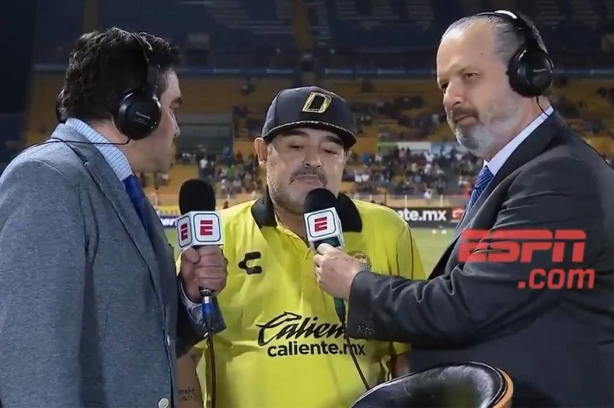 Jorge Pietrasanta y Roberto Gómez Junco entrevistan al difunto Diego Maradona.