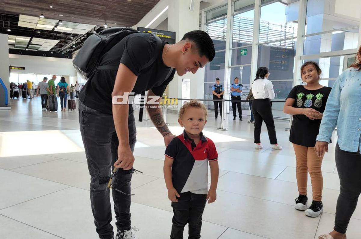 Muy contentos y solicitados en el aeropuerto: Así fue la salida de los legionarios que retornaron a sus clubes