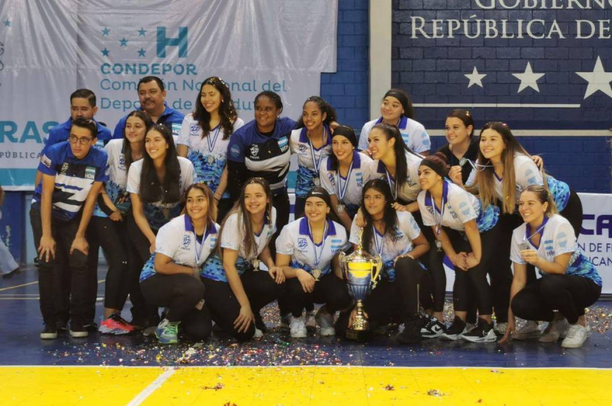 Nathaly Pérez junto con el trofeo de segundo lugar que consiguió el equipo sub 23 de Voleibol.