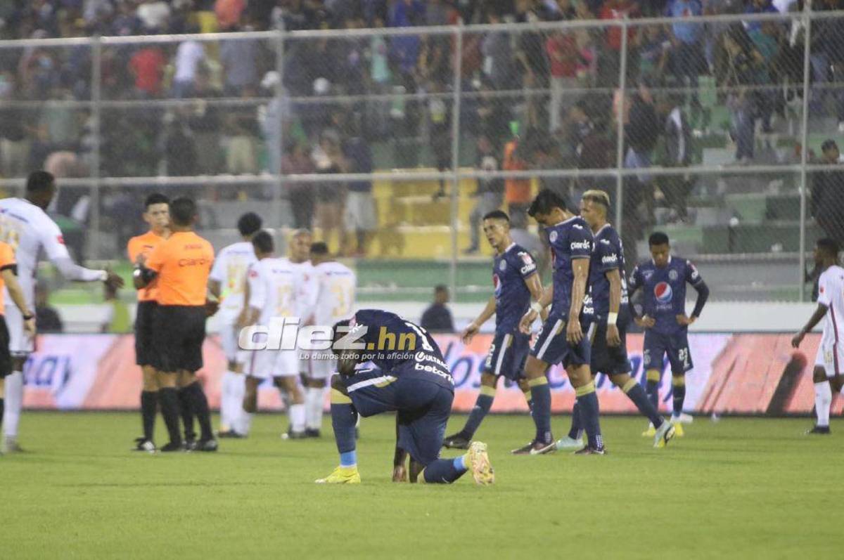 Fotos: La “Tota” Medina fue a encarar al árbitro, aficionados lanzan de todo y ¿dónde terminó viendo el juego el DT de Motagua?
