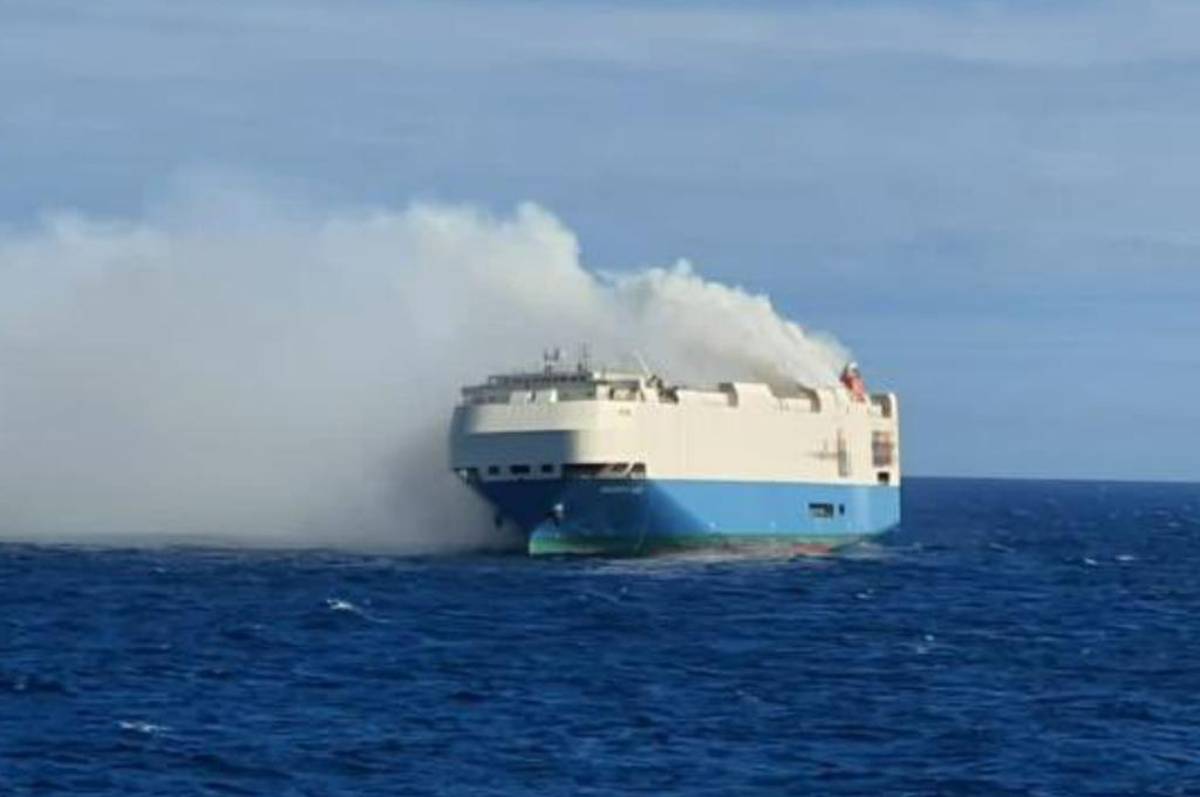 Un barco arde en llamas con 4,000 automóviles de lujo, entre ellos Lamborghinis, Bugattis y Porsches