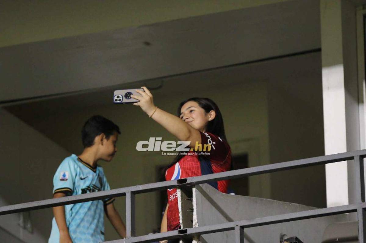 Las dos aficionadas de Potros que se robaron las miradas en el estadio Nacional y la reacción de Auzmendi al ver a sus ex compañeros
