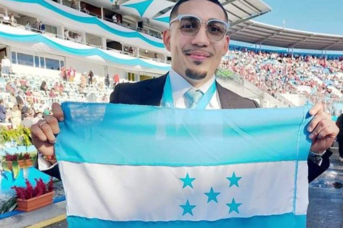 Teófimo López con la bandera de Honduras en mano de la cual se siente orgulloso.