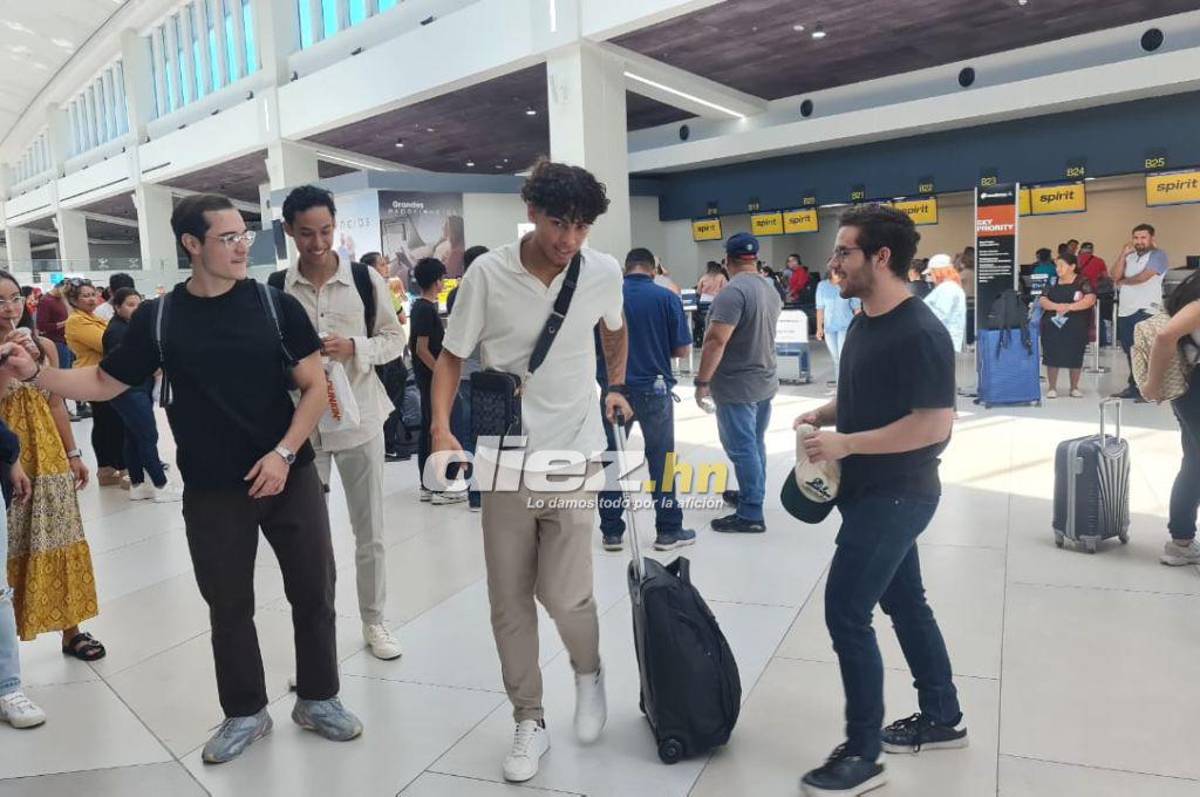 Muy contentos y solicitados en el aeropuerto: Así fue la salida de los legionarios que retornaron a sus clubes