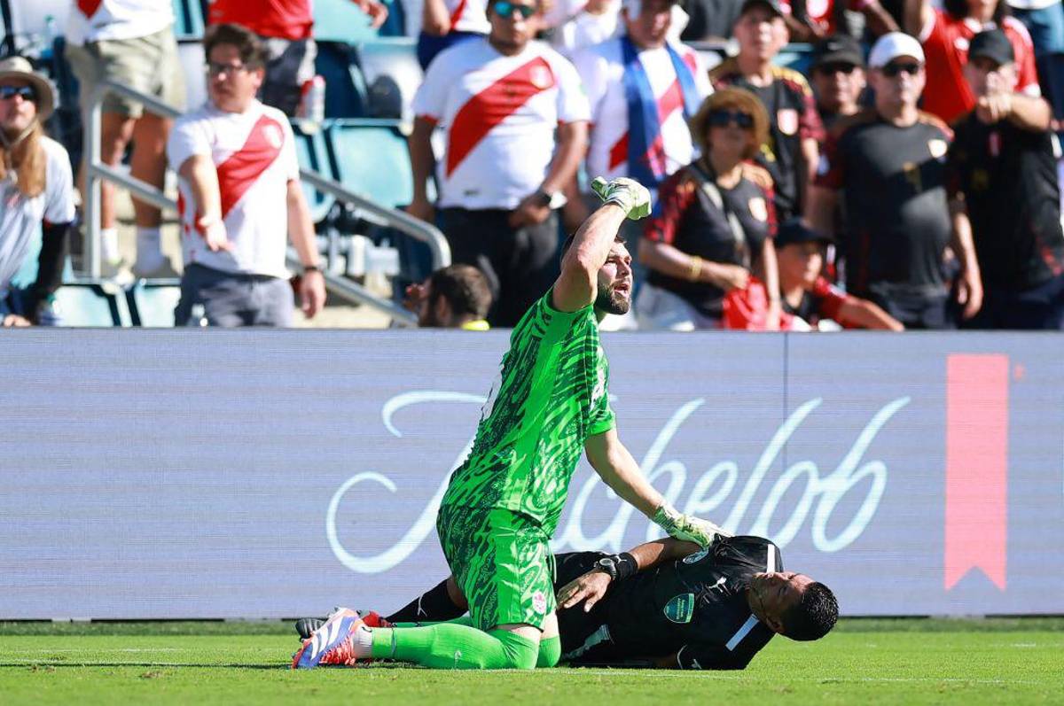 ¿Qué pasó con él? Fuertes imágenes del árbitro guatemalteco que se desplomó en el Perú-Canadá de la Copa América
