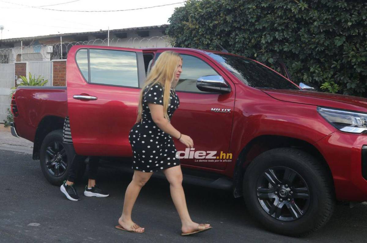 Tremendo beso a Boniek García y el look de Moya: Así fue la salida de Olimpia antes de enfrentar a Municipal ¿Quién es la rubia?