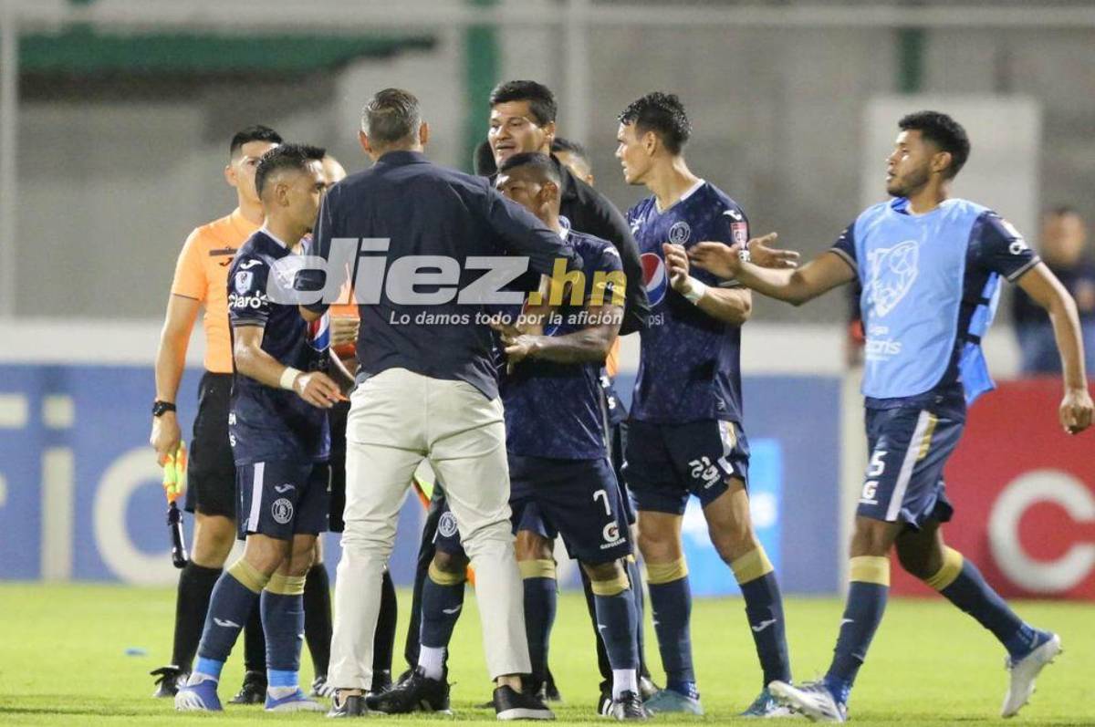 Fotos: La “Tota” Medina fue a encarar al árbitro, aficionados lanzan de todo y ¿dónde terminó viendo el juego el DT de Motagua?