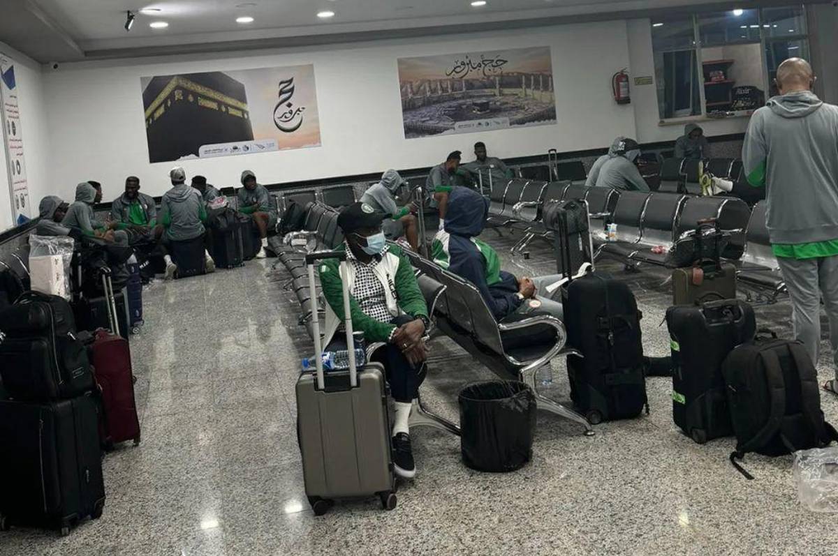 Sin comida, ni bebida: Selección de fútbol fue abandonada en aeropuerto por más de 12 horas y toman dura decisión