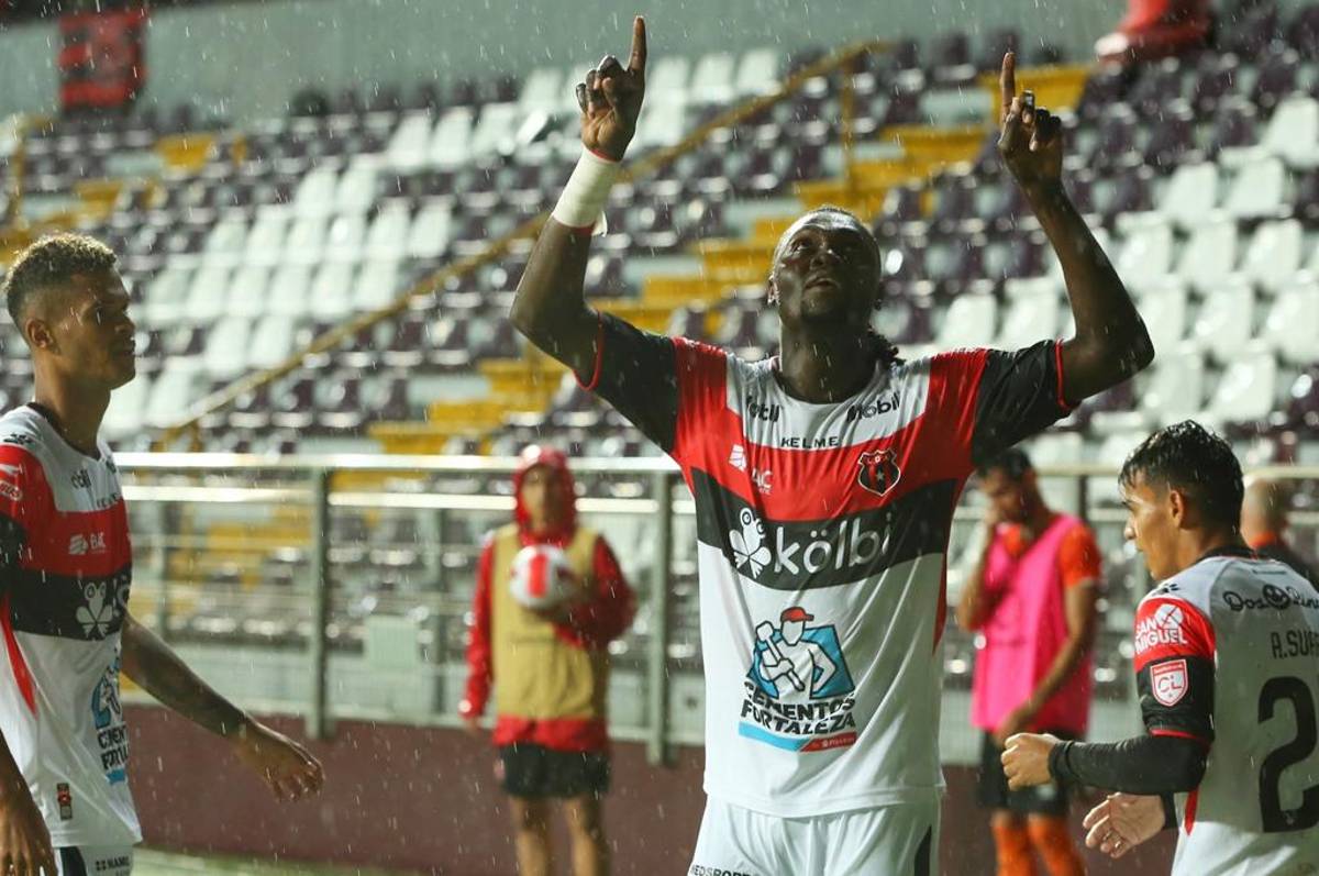 Alajuelense de Alex López y Bryan Félix golea al Águila y clasifica a ronda de grupos de Liga Concacaf